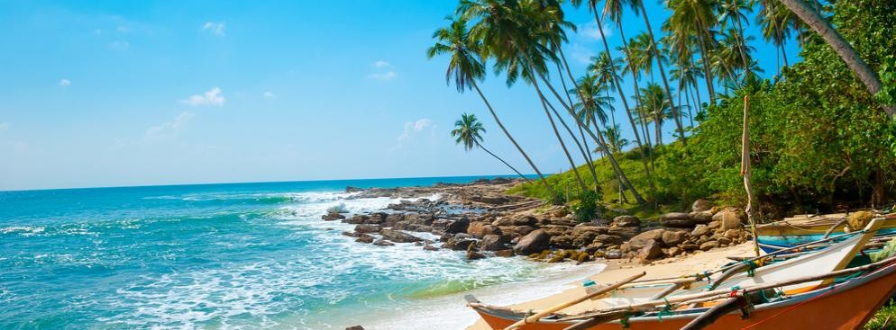 Sri Lanka - oznacza w sanskrycie „olśniewający kraj”. Po zakończeniu w 2009 roku wojny domowej Sri Lanka zaczyna podbijać serca turystów z całego świata. Przystępne ceny (jeszcze!) powodują, że Sri Lanka jest jednym z 13 krajów, które zdaniem czołowych Glogerów turystycznych warto odwiedzić w 2013 roku.