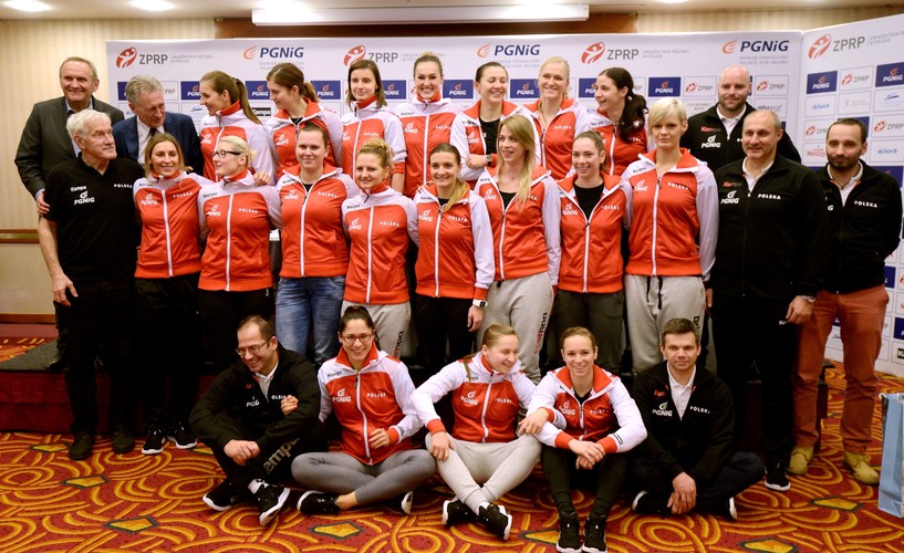 Premier Beata Szydło powitała polskie piłkarki ręczne na lotnisku Okęcie