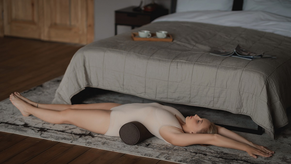 Innowacyjna poduszka do spania — wybierz model w kształcie wałka. Zalety