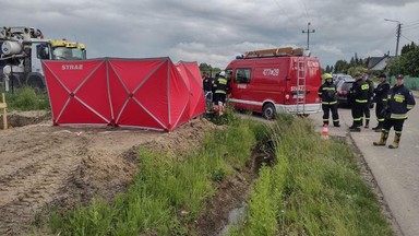 Tragiczny wypadek na budowie. Jedna osoba nie żyje, druga w szpitalu, trzeciej szukają w lesie