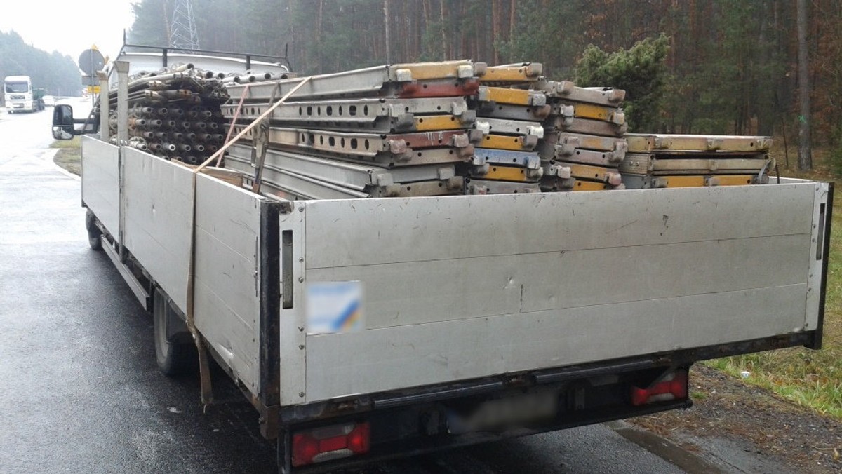 Przeładowane samochody dostawcze to plaga na polskich drogach. Niemal codziennie są zatrzymywane do kontroli przez inspektorów ITD. Ważą często o kilka ton więcej, niż pozwalają na to przepisy. Stanowią ogromne zagrożenie dla bezpieczeństwa innych użytkowników dróg oraz są nieuczciwą konkurencję dla firm transportowych wykonujących transport drogowy.