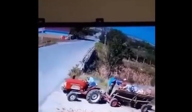 Automobil rastavio traktor na pola