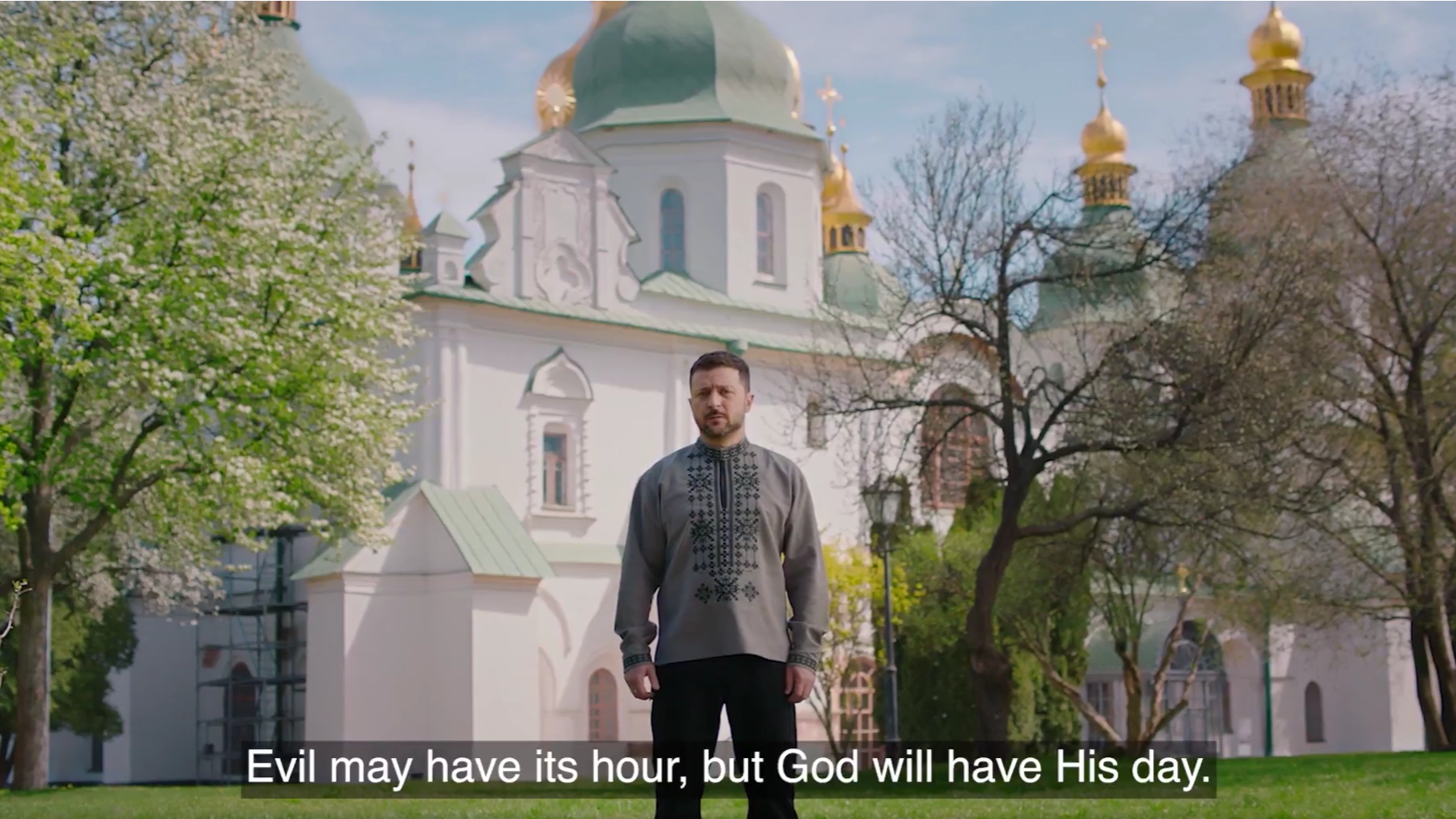 „Zlo môže mať svoju hodinu, ale Boh bude mať svoj deň," vraví Volodymyr Zelenskyj vo videospráve.