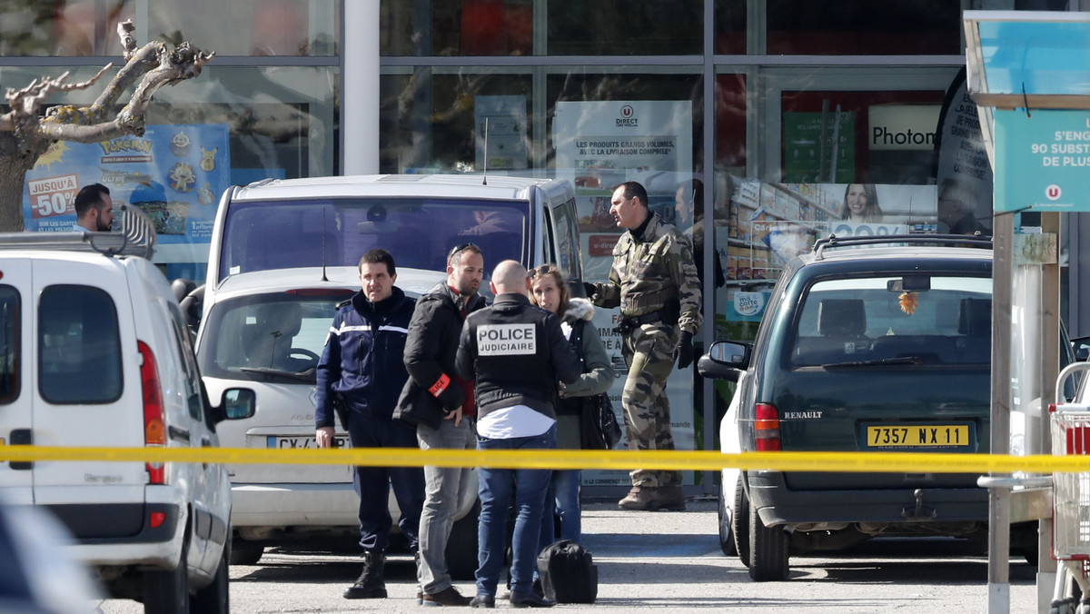 Francuska policja zatrzymała 17-letniego przyjaciela sprawcy piątkowego zamachu na południu kraju, w którym zginęły cztery osoby, w tym policjant - poinformował dziś kierujący śledztwem paryski prokurator Francois Molins. Młody mężczyzna został zatrzymany dziś w nocy z powodu możliwych "powiązań przestępczych" z organizacją terrorystyczną.