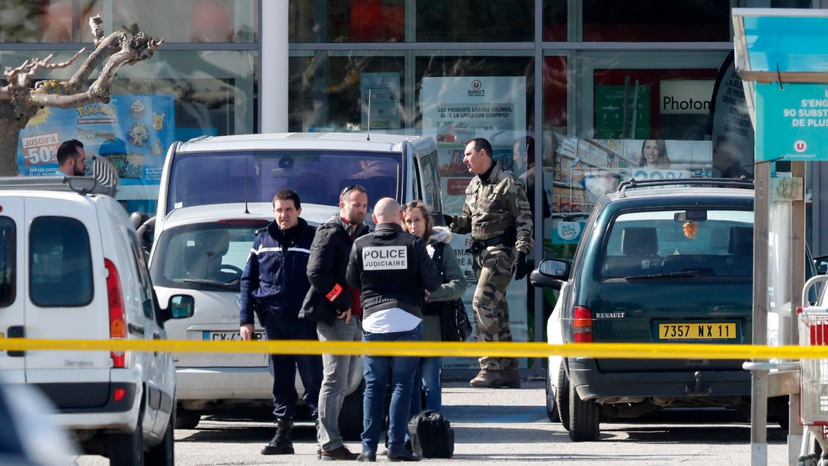 Francuska policja zatrzymała 17-letniego przyjaciela sprawcy piątkowego zamachu na południu kraju, w którym zginęły cztery osoby, w tym policjant - poinformował dziś kierujący śledztwem paryski prokurator Francois Molins. Młody mężczyzna został zatrzymany dziś w nocy z powodu możliwych "powiązań przestępczych" z organizacją terrorystyczną.