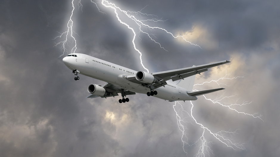 Samolot lecący podczas burzy (zdjęcie ilustracyjne)