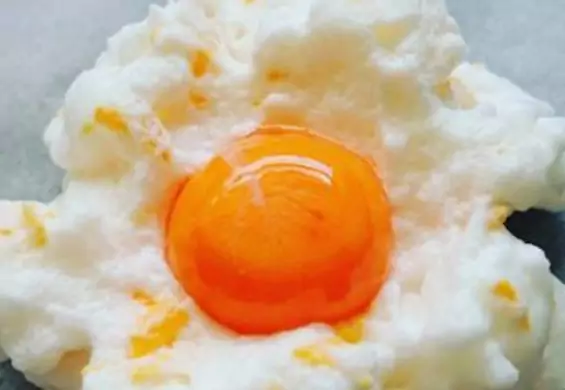 Cloud eggs, czyli jajka na chmurce: płynne żółtko na chrupkiej bezie