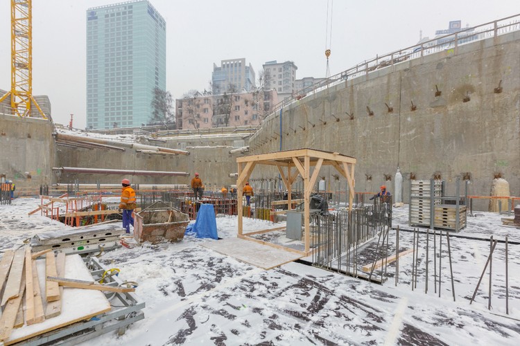 Warsaw Spire będzie najwyższym biurowcem Warszawy. W rejonie, w którym powstaje, mieści się obecnie około 220 000 m2 powierzchni biurowej. Nowy kompleks dostarczy kolejne 100 000 m2, czyli obszar odpowiadający 14 boiskom piłkarskim.