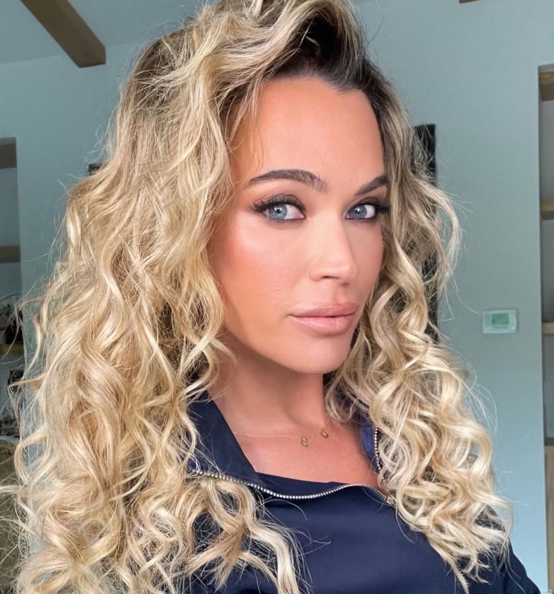 Moderátorka podcastu a bývalá účastníčka reality show Teddi Mellencamp. 