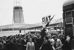 Marsz robotników z flagą, na której jest krew zastrzelonego chłopca Romka Strzałkowskiego, Poznań, 29 czerwca 1956 r.