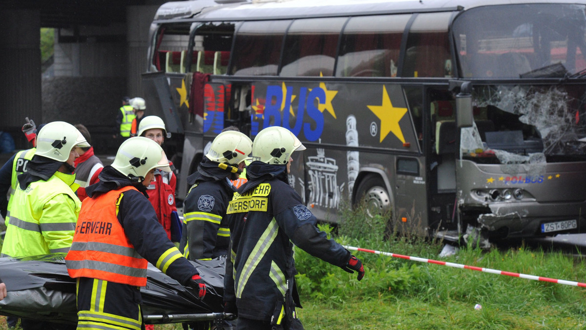 Trzy ofiary wypadku polskiego autokaru na obwodnicy Berlina, do którego doszło miesiąc temu, przebywają nadal w szpitalach - poinformowała we wtorek rzeczniczka wojewody zachodniopomorskiego Agnieszka Muchla. W wypadku 14 osób zginęło a 28 zostało rannych.