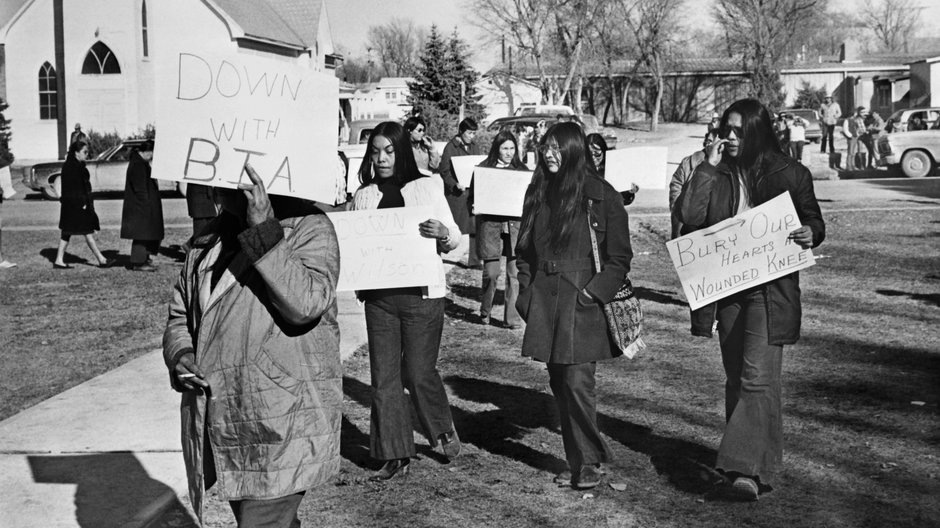 Demonstracja indiańskich kobiet 16 marca 1973 r. w Pine Ridge.