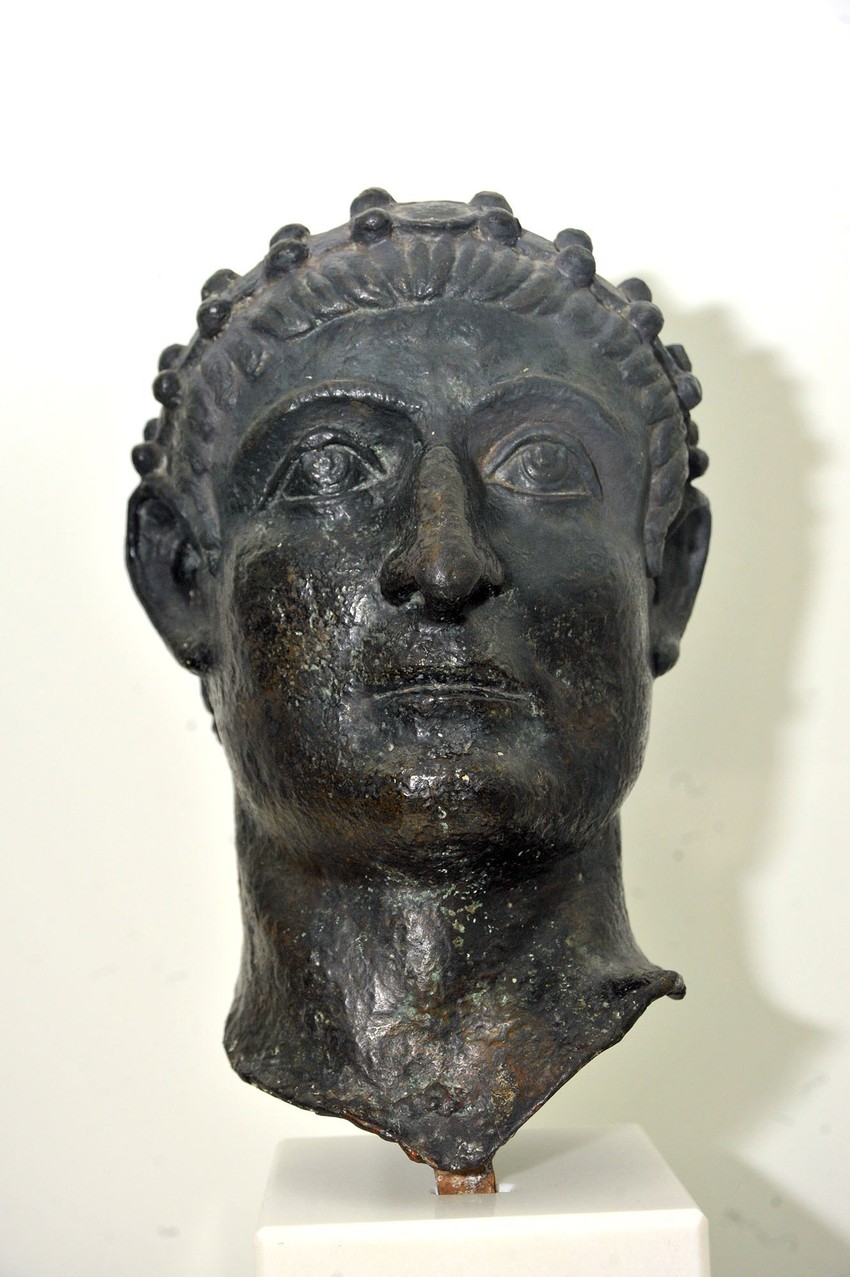 Portet cara Konstantina deo statue u prirodnoj veličini koji je nađen u Nišu