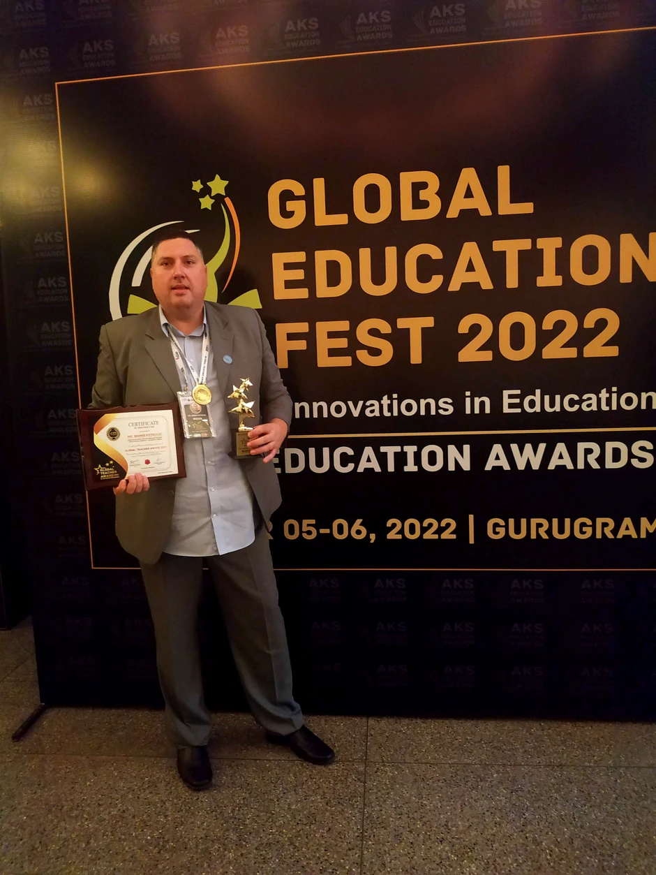 Borko Petrović je nastavnik engleskog iz Paraćina