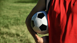Szívmelengető jelenetek a focipályán: így vigasztalta meg a labdaszedő fiút a Balmazújváros játékosa