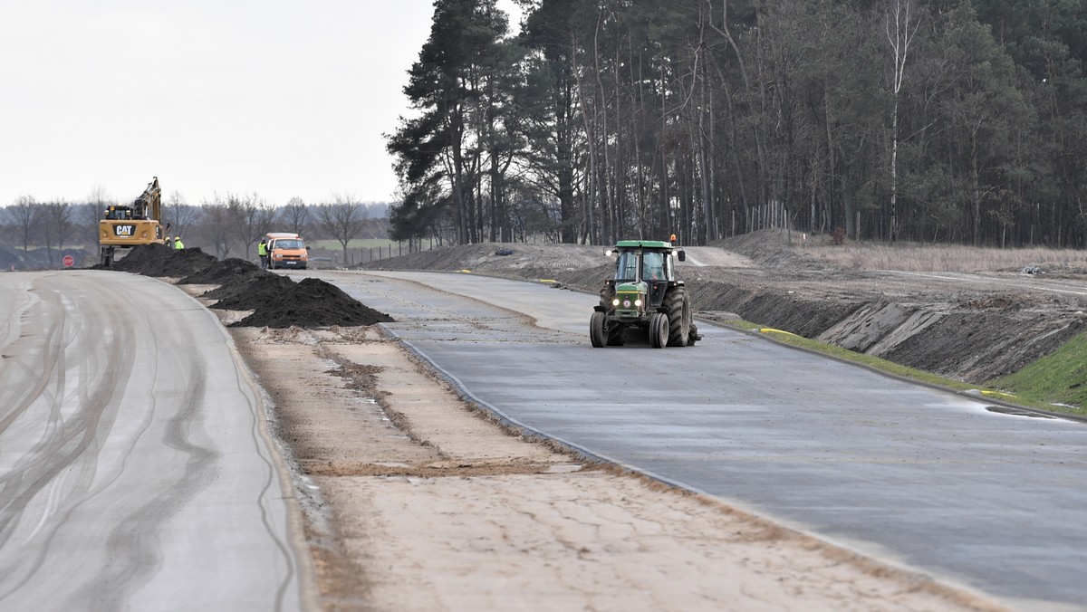 Sześciu wykonawców złożyło oferty w przetargu na projekt i budowę obwodnicy Zatora (woj. małopolskie), w ciągu drogi krajowej nr 28. Najtańsza propozycja, przedstawiona przez firmę Mota-Engil Central Europe opiewa na ponad 69,7 mln zł.