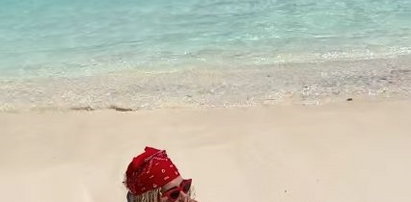 Sandra Kubicka w czerwonym bikini na plaży. Ten widok rozgrzewa!
