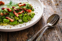 Sałatka z bobem według przepisu Jakuba Kuronia. Uwaga, jest tak dobra, że uzależnia!