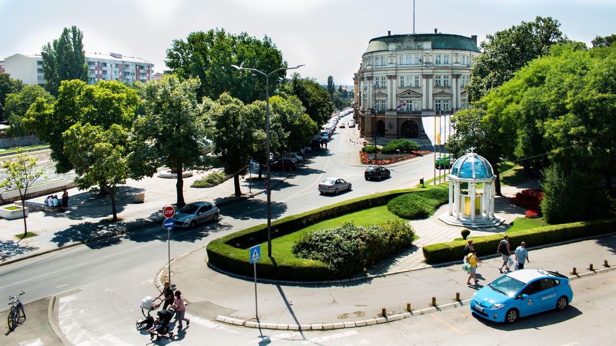 Konji šetaju centrom grada na jugu Srbije: Ljudi gledaju u neverici