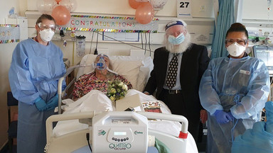 Para seniorów w Wielkiej Brytanii wzięła ślub na szpitalnym oddziale COVID-19