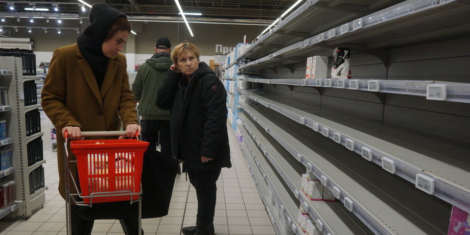 Rosjanie po wybuchu wojny wręcz rzucili się do sklepów po podstawowe produkty żywnościowe, ale również elektronikę.