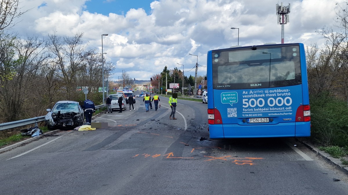 Horrorbaleset a XI. kerületben: busz és autó karambolozott, meghalt egy idős asszony – fotó