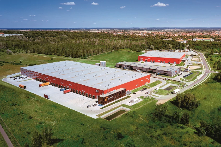 Atlas Ward zbudował ostatnio w systemie Zaprojektuj i Wybuduj hale Centrum Logistyczno--Magazynowego w Legnicy dla jego wieloletniego partnera biznesowego – ASC Workers