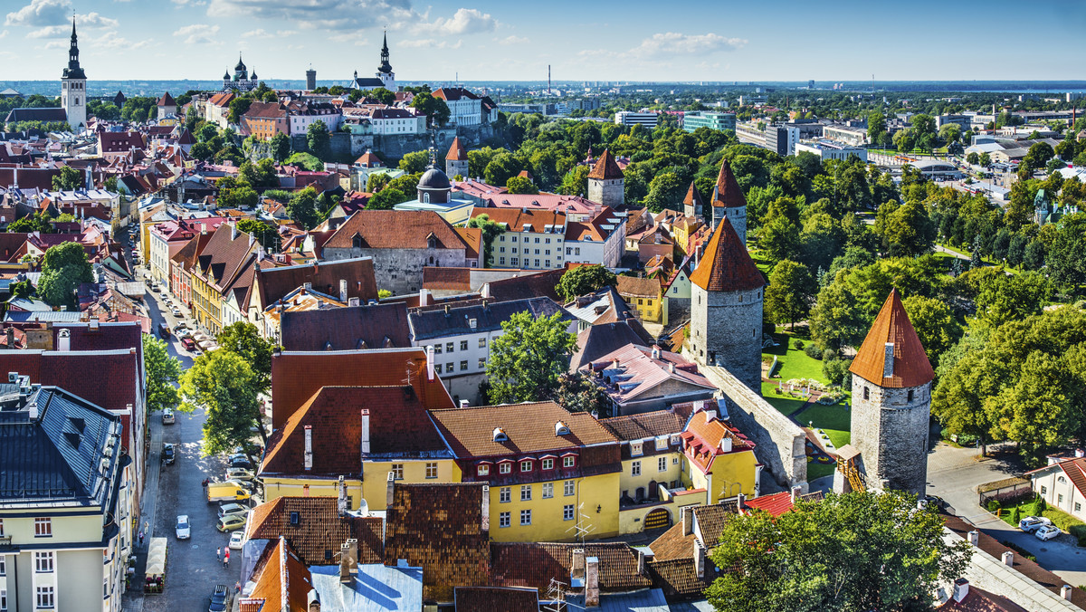 Zabytkowe centrum Tallinna przypomina o ciekawych dziejach tego miasta, przy ładnie starzejących się brukowanych uliczkach na każdym kroku spotkacie średniowieczne budowle. A jednak mijający was przechodnie żyją już w zupełnie innym, cyfrowym świecie.