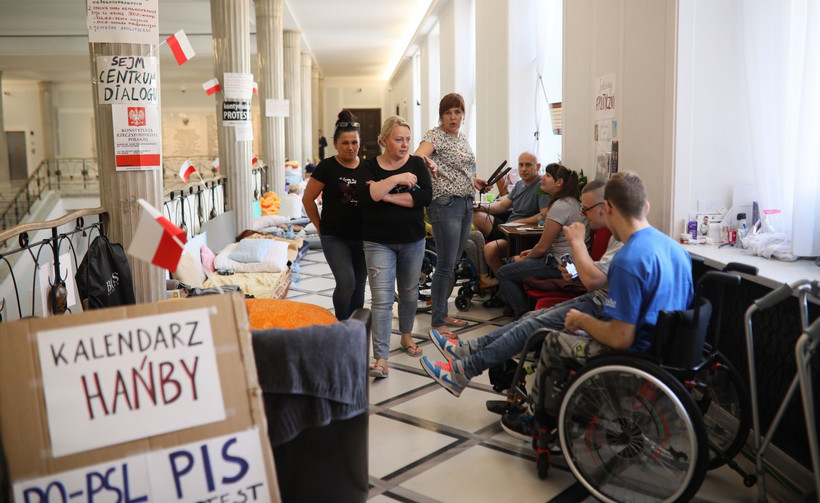 Protestujący w Sejmie niepełnosprawni i ich opiekunowie