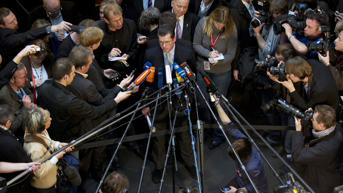 Niemiecki minister obrony Karl-Theodor zu Guttenberg odrzucił w Bundestagu zarzut opozycji, jakoby próbował zatuszować niedawne incydenty w Bundeswehrze. Przyznał jednak, że jego resort popełnił błąd, nie udzielając parlamentowi pełnych informacji.