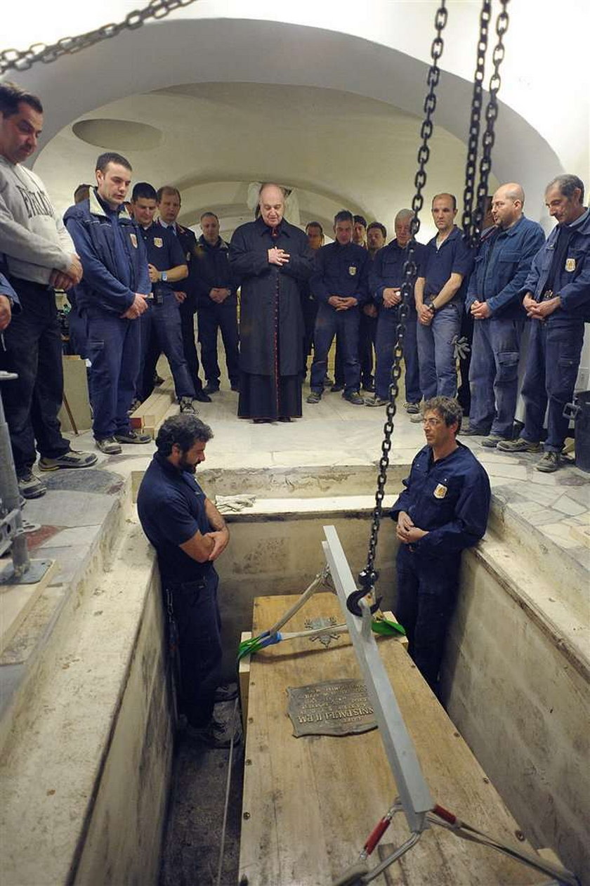 Ciało Jana Pawła II wyjęto z grobu!