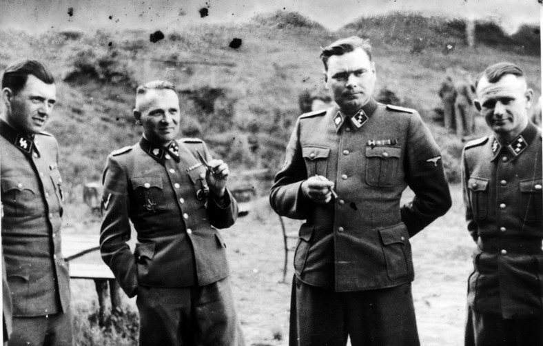 Po lewej dr Josef Mengele, obok niego Rudolf Höss, komendant Auschwitz; drugi od prawej Josef Kramer, komendant Belsen; po prawej niezidentyfikowany niemiecki oficer.