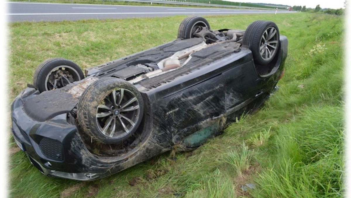 Nawet dziesięć lat więzienia grozi 27-letniej obywatelce Litwy, która zatrzymana została przez stargardzkich policjantów. Kobieta skradzionym BMW X5 dachowała na krajowej dziesiątce.