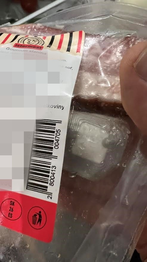 Milan poslal fotku nálepky na slanine.