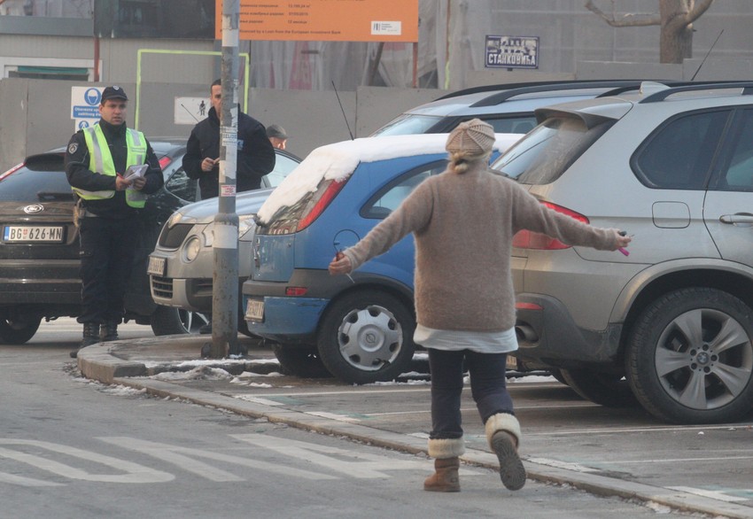 Čim je videla policajce Vesna Zmijanac je potrčala iz kafića i počela da ćeska s njima