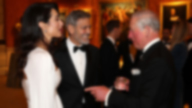 Zachwycająca Amal Clooney z mężem na obiedzie u księcia Karola. Co za suknia!