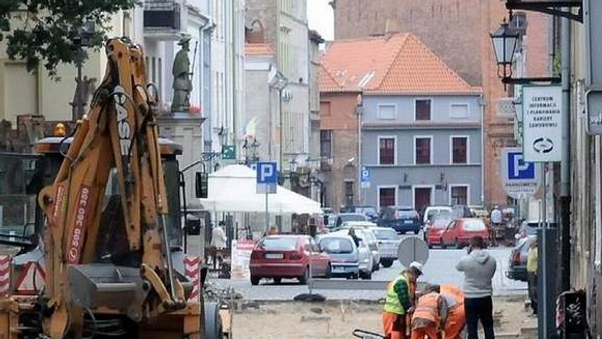 Są zmiany w organizacji ruchu na krajowej "jedynce" we Włocławku. Na ulicy Toruńskiej zamknięte zostały dla ruchu kolejne dwa odcinki. A szykują się utrudnienia na ul. Okrzei.