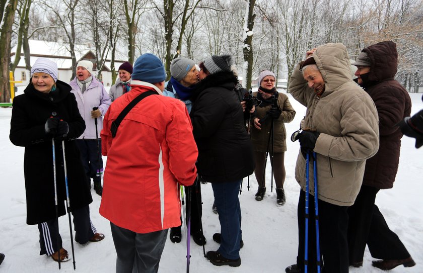 90-latka obchodziła urodziny na zajęciach nordic walking