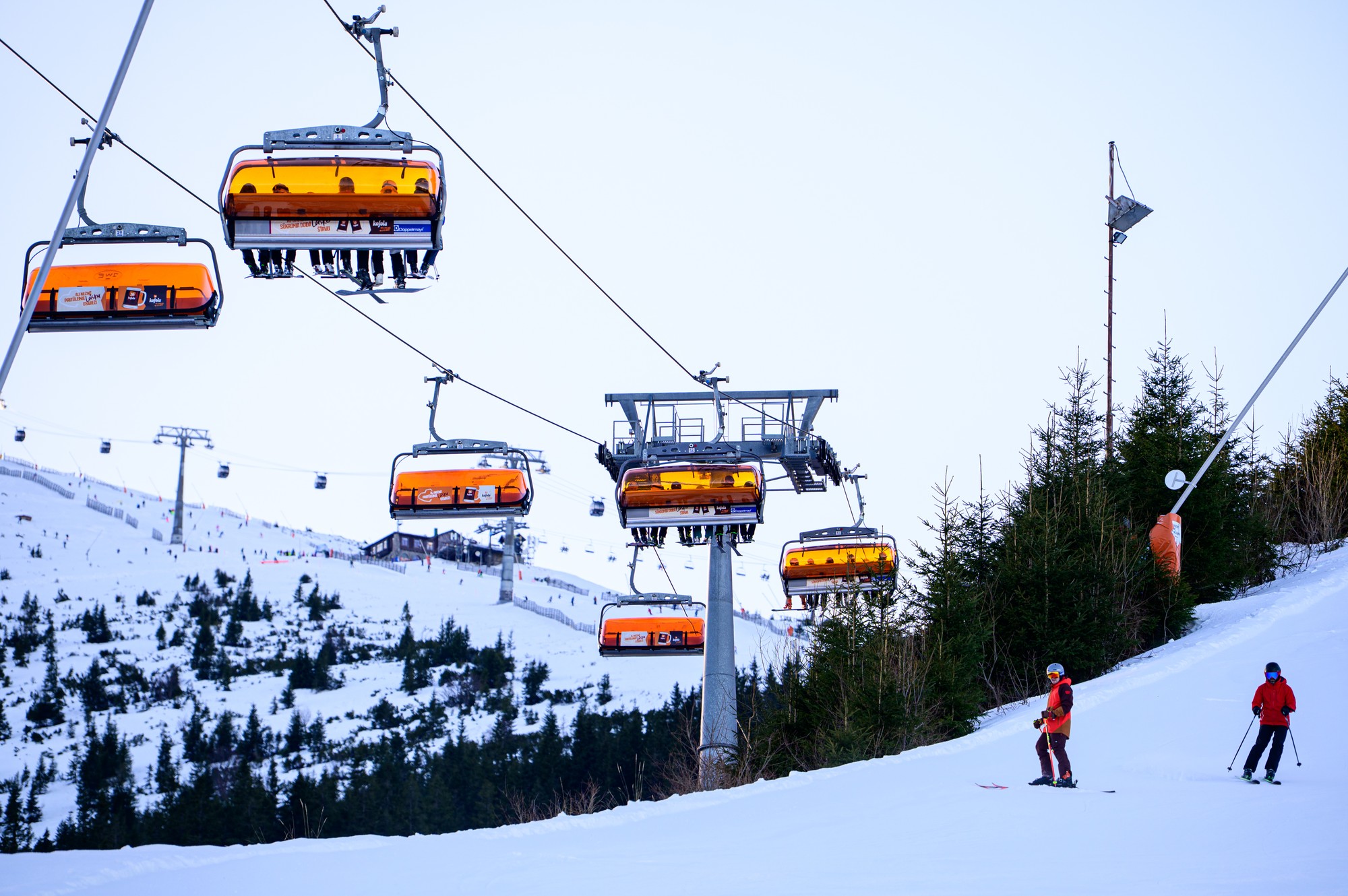 Rovná Hoľa v lyžiarskom stredisku Jasná v katastri obce Demänovská Dolina.