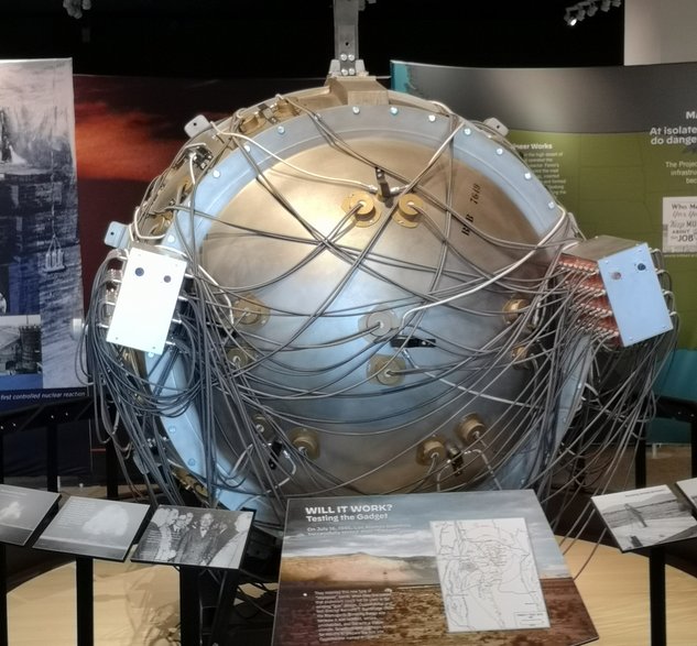 Pełnowymiarowa makieta ładunku „Gadget”  na ekspozycji Atomic Museum w Nevadzie.