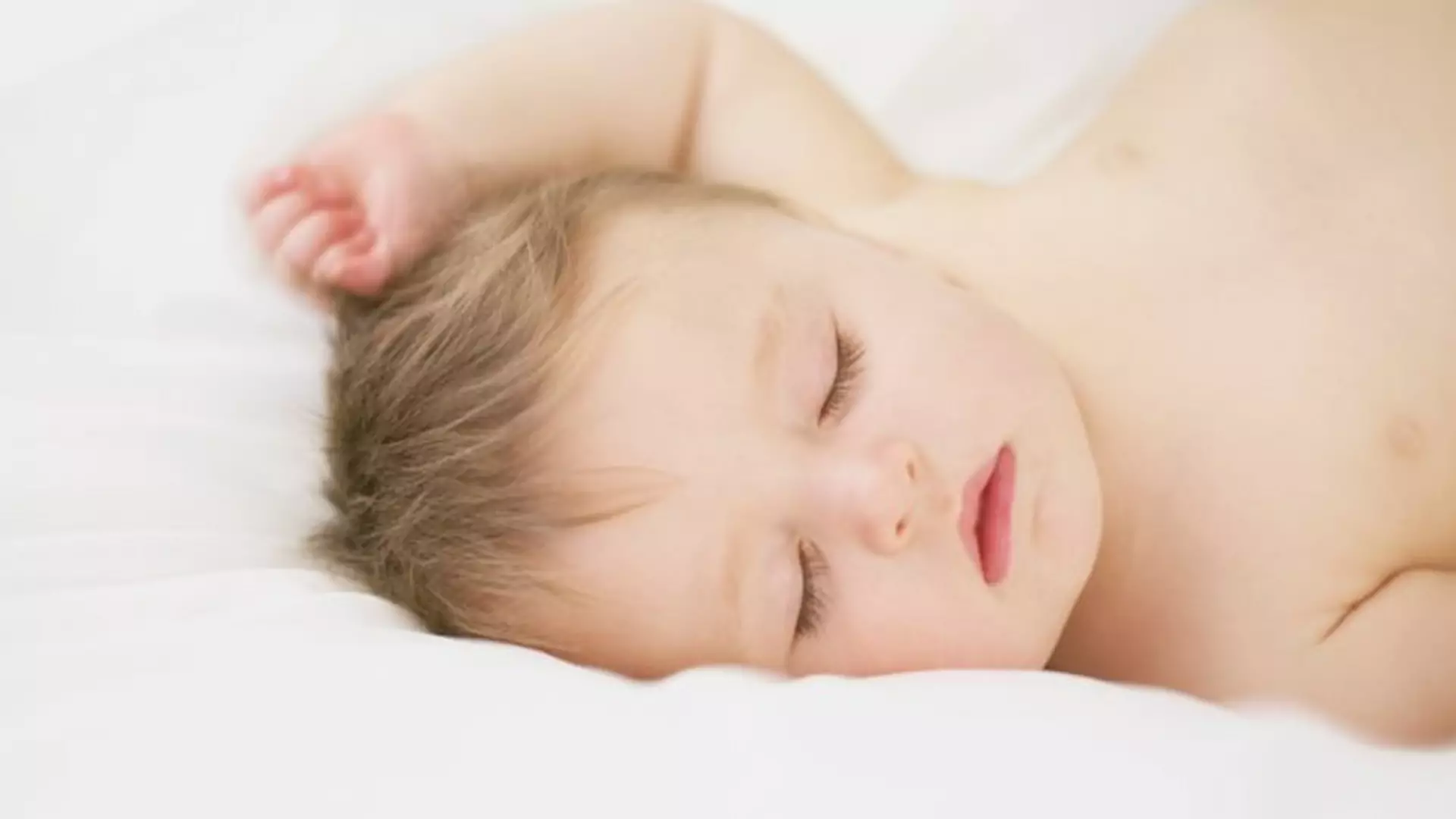 Czkawka u niemowlaka: przyczyny, jak zwalczyć czkawkę u noworodka?