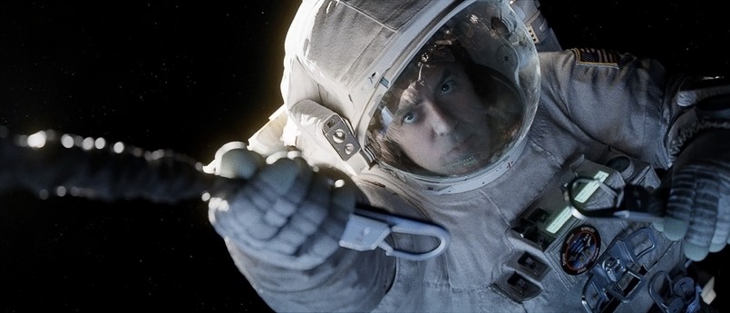 Dr Ryan Stone (Sandra Bullock) w kosmos poleciała po raz pierwszy. Towarzyszy jej astronauta-weteranem Matt Kowalski. Jego kariera dobiega końca, a ta misja miała być ostatnią przed emeryturą