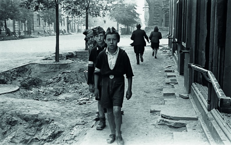 Sierpień-wrzesień, Śródmieście Północne. Grupa młodych powstańców na ulicy Sienkiewicza (fot. Marian Grabski „Wyrwa”/Muzeum Powstania Warszawskiego)