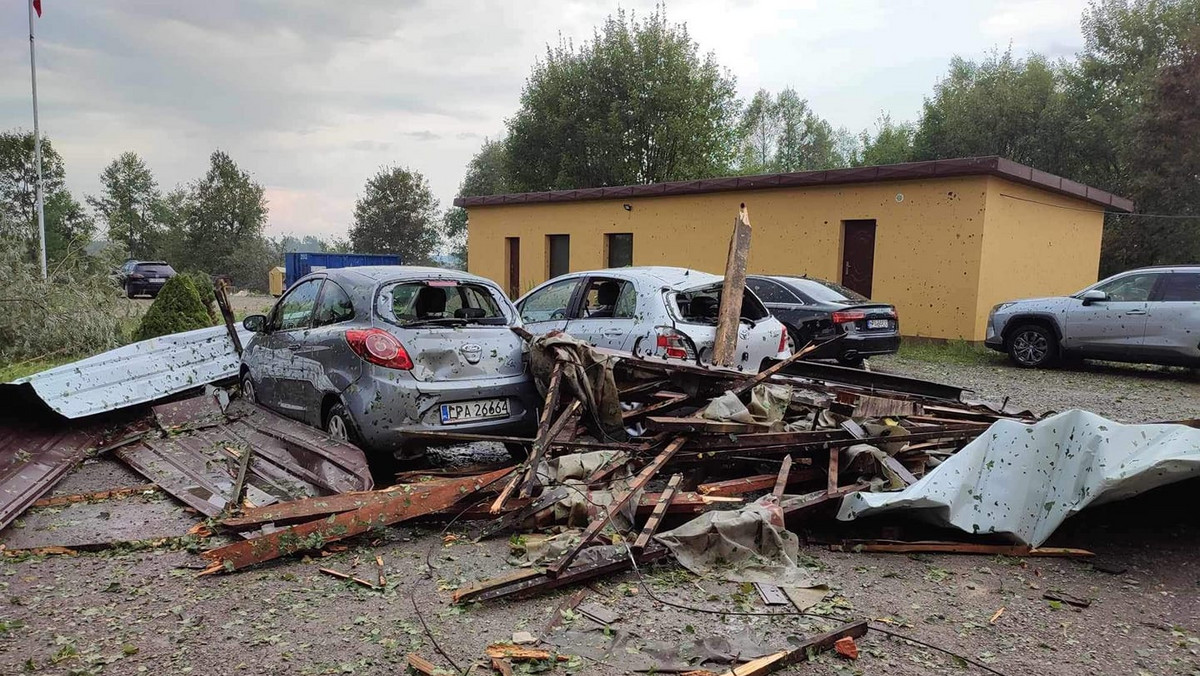 Połamane drzewa, zalane piwnice i samochody. Oto skutki weekendowych burz