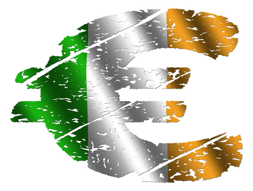 Symbol euro i flaga Irlandii. Fot. Shutterstock