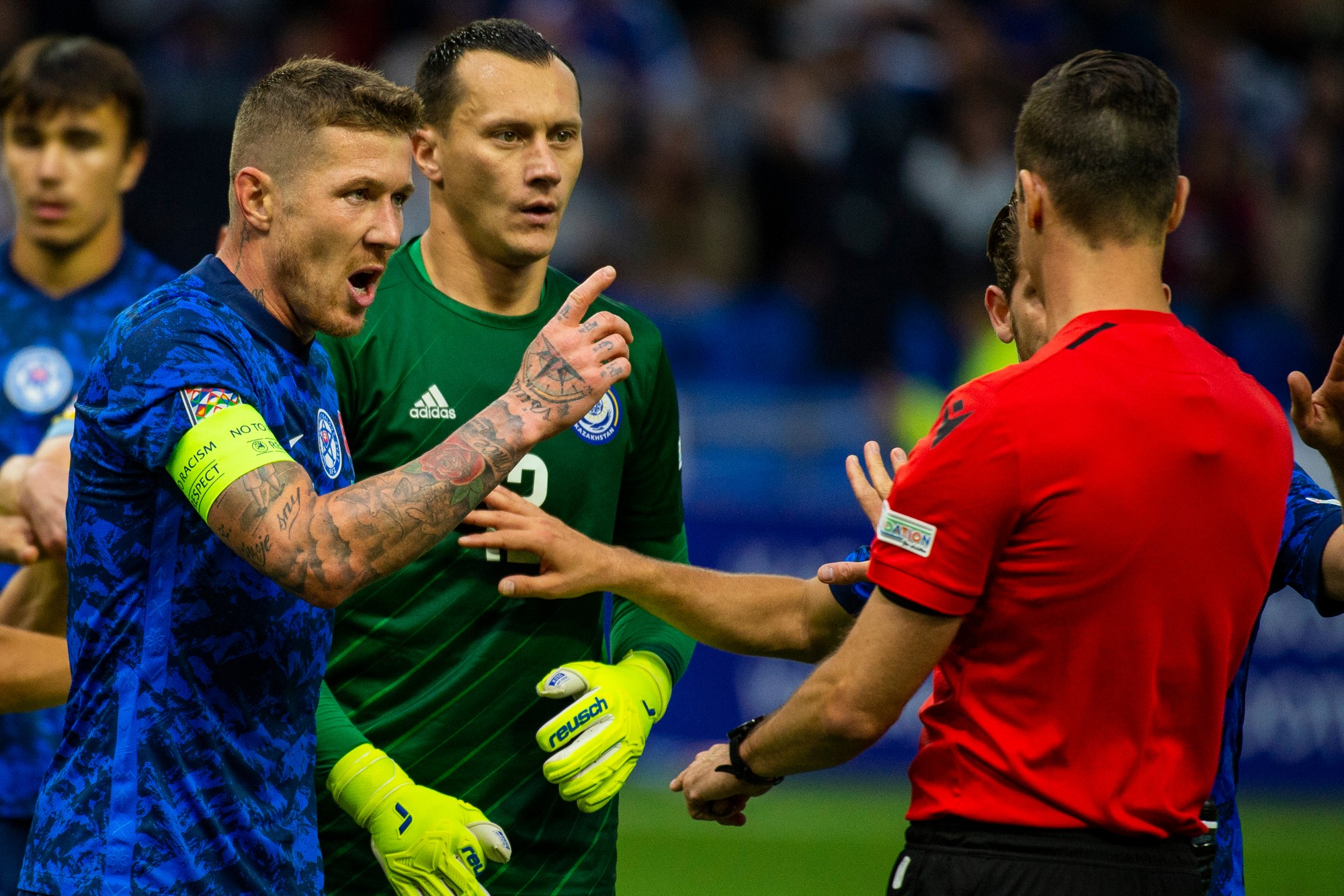 Juraj Kucka (Slovensko), brankár Igor Šackij (Kazachstan) a rozhodca Bram Van Driessche.