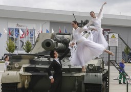 Balet na czołgach. Według Moskwy to, co usieciowione, zdecentralizowane, ponadnarodowe, musi upaść [WYWIAD]