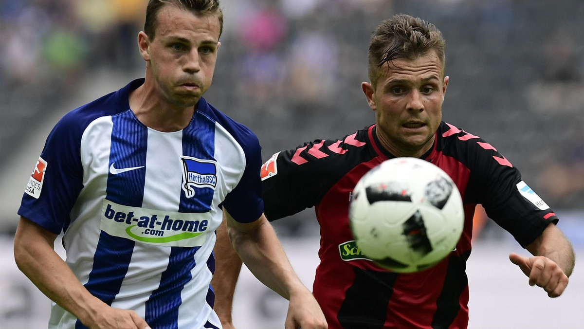 Hertha Berlin od zdobycia kompletu punktów rozpoczęła nowy sezon Bundesligi. Podopieczni Pala Dardaia dokonali tego po niesamowitej końcówce. Do 93. minuty Stara Dama prowadziła z Freiburgiem 1:0. Goście zdołali wyrównać, ale ostatnie słowo należało do Herthy. W piątej minucie doliczonego czasu gry komplet punktów gospodarzom zapewnił rezerwowy Julian Schieber!