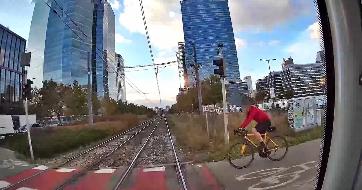 Rowerzysta na czerwonym wjechał wprost pod tramwaj. Przerażające nagranie