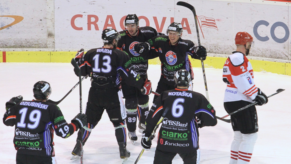Awans do wielkiego finału Polskiej Ligi Hokeja uzyskał JKH GKS Jastrzębie pokonując GKS Tychy 4:0 w czwartym meczu półfinałowym. Ciarko PBS Bank Sanok wygrał 3:1 z Comarch Cracovią Kraków doprowadził do remisu w drugim półfinale.